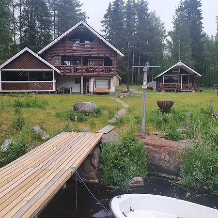 Viihtyisae Hirsimoekki Jaerven Rannalla Siikainen エクステリア 写真