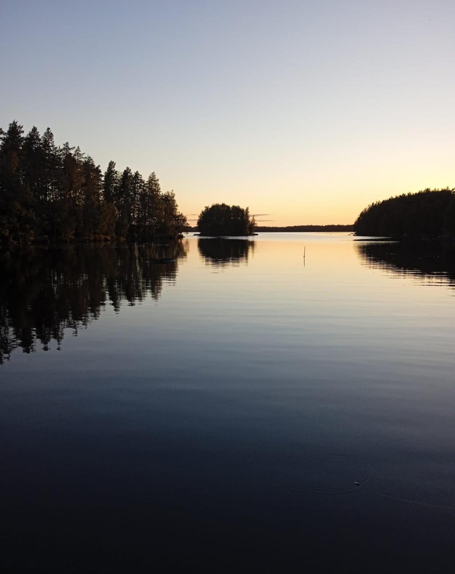 Viihtyisae Hirsimoekki Jaerven Rannalla Siikainen エクステリア 写真