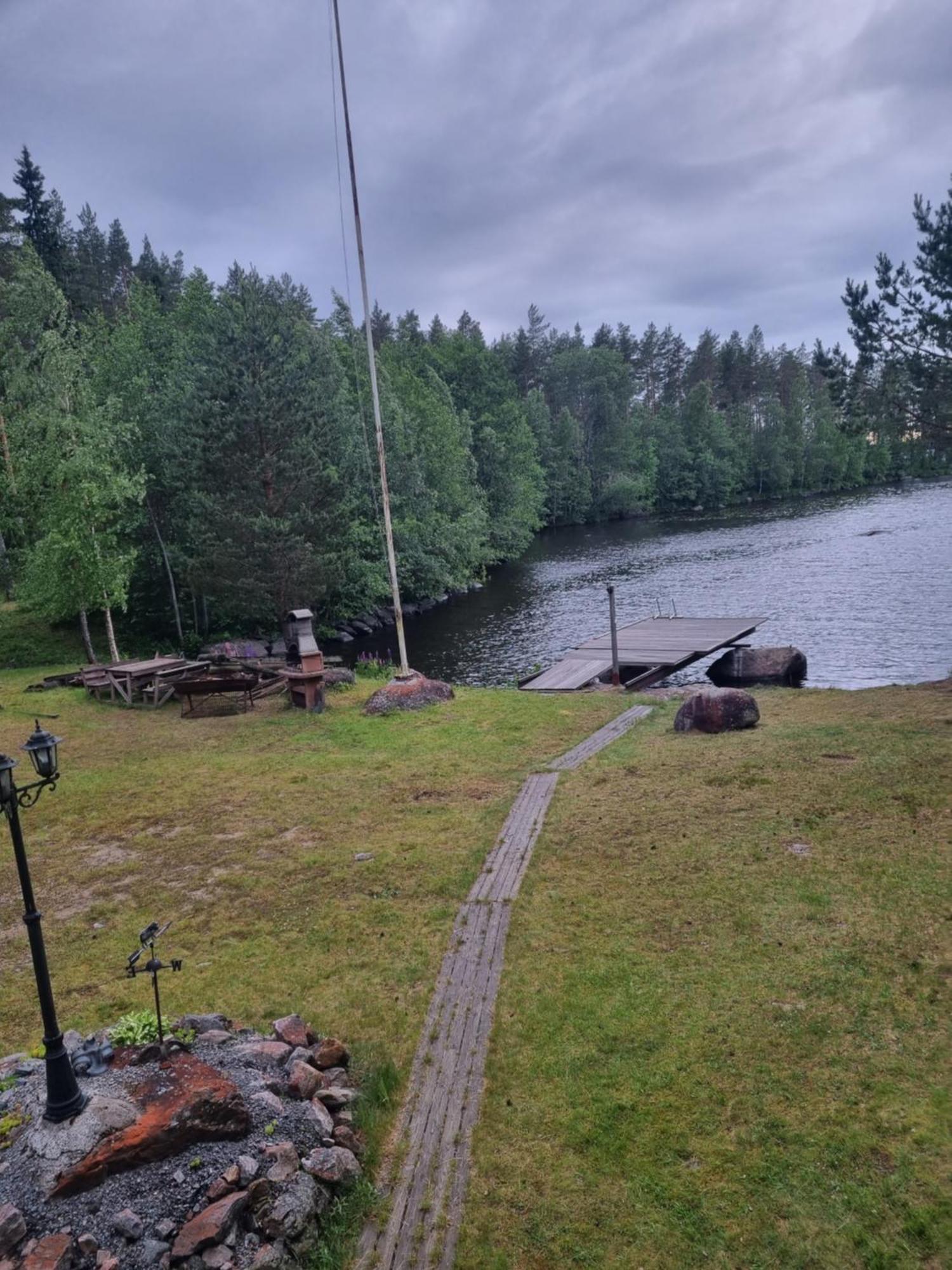 Viihtyisae Hirsimoekki Jaerven Rannalla Siikainen エクステリア 写真