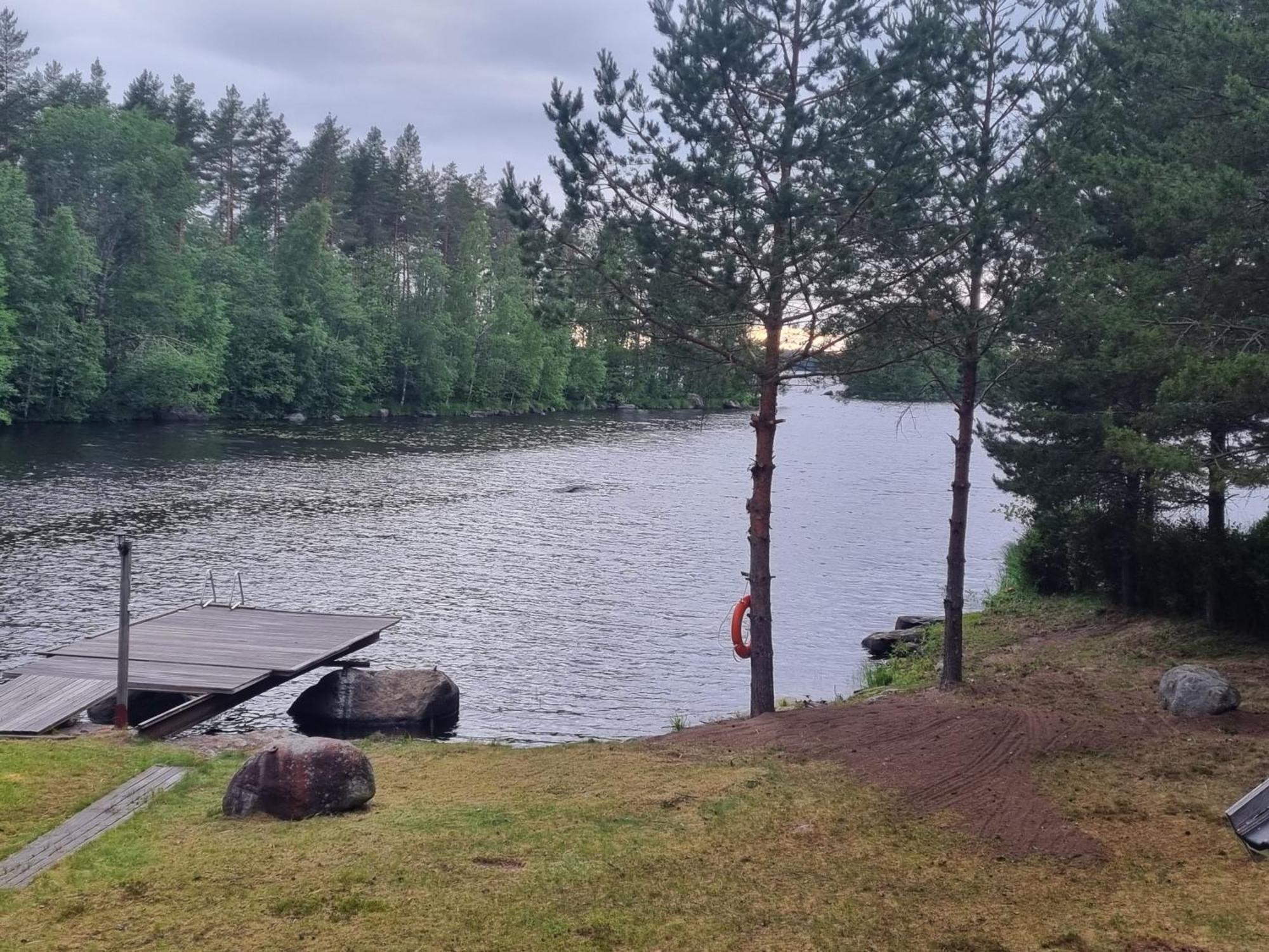 Viihtyisae Hirsimoekki Jaerven Rannalla Siikainen エクステリア 写真